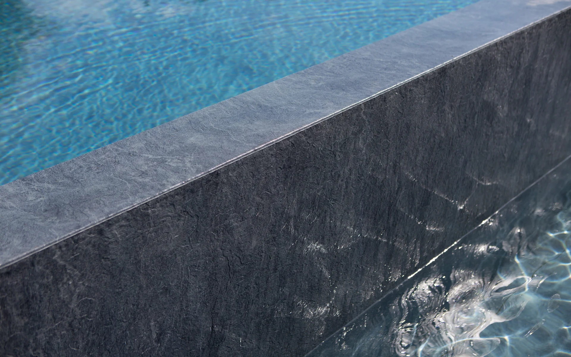 Detalle de piscina rehabilitada con liner Touch Elegance y acabado moderno impermeable