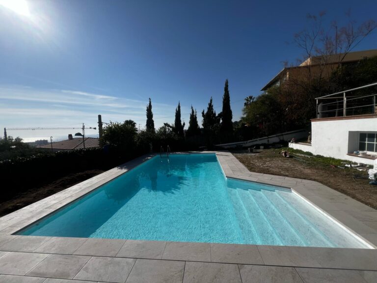 Piscina rehabilitada con Renolit Touch Vanity en Sitges