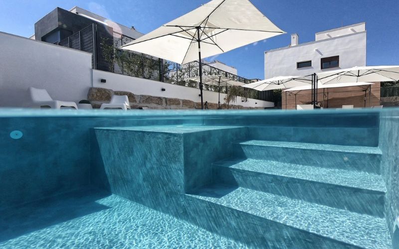 Piscina moderna rehabilitada con liner impermeable y escalera integrada