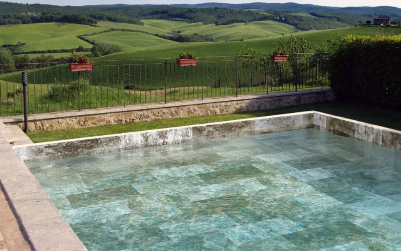 Piscina renovada con liner impermeable y acabado efecto piedra natural