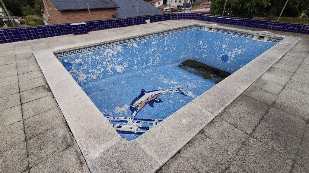 Estado del vaso de una piscina antes de la rehabilitación
